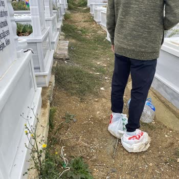 Büyükçekmece Mezarlığında Yollar Çamur Ziyaretler İmkansızlaşıyor