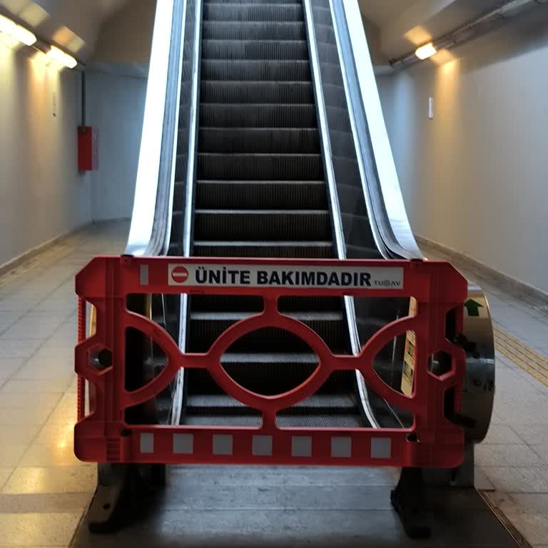 Cumaovası İzban İstasyonunda Yürüyen Merdiven Bir Aydır Arızalı, Çözüm Bekleniyor