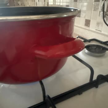 Kızartma Tenceresinin Kulp Deliğinden Yağ Ve Pas Sızıyor, Güvenlik Riski Oluştu