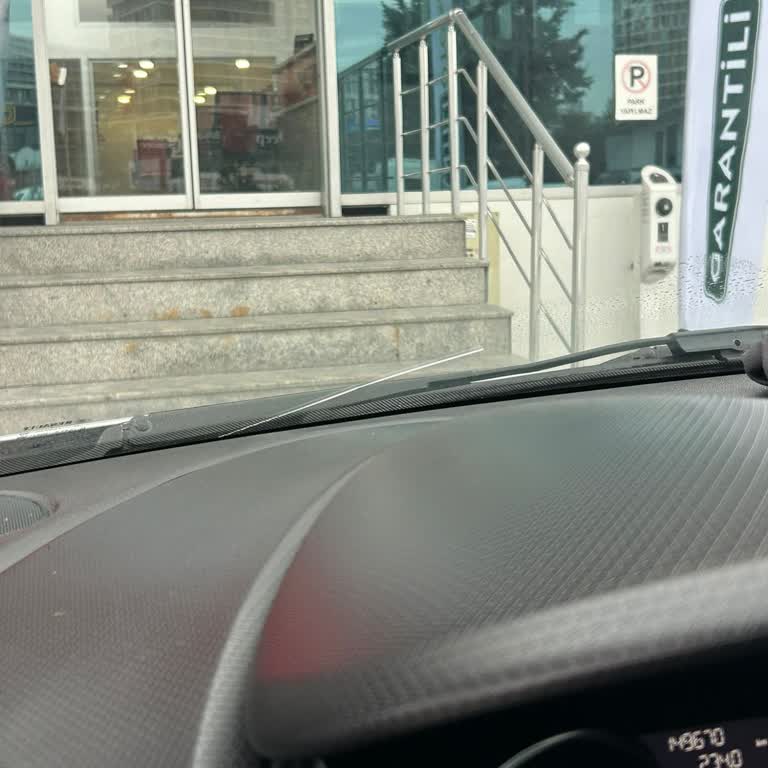 RS Servis Sonrası Araçta Cam Çatlağı Ve Yetersiz İlgilenme