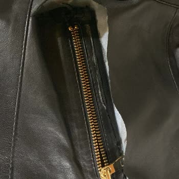 10 Yıl Garanti Vaadiyle Aldığım Ceketin Fermuarı 1 Yılda Bozuldu, Değişim Reddiyle Mağdur Oldum