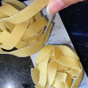 Taze Olmayan Barilla Fettucine Makarnada Küf Ve Örümcek Ağı Şoku
