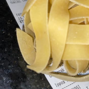 Taze Olmayan Barilla Fettucine Makarnada Küf Ve Örümcek Ağı Şoku