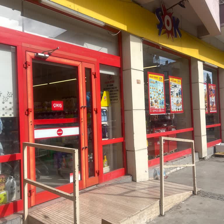 Mahallemizin Kedisine Şok Market Çalışanlarından Uygunsuz Müdahale