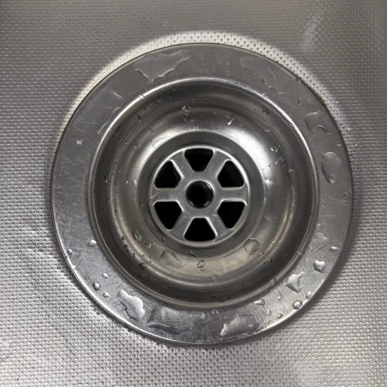 Teka Evye Vidası Kırıldı, Sürekli Su Akıtıyor