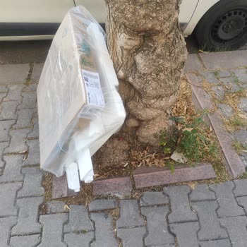 Teslimat Ekibi Ambalaj Atıklarını Apartman Önüne Bıraktı, Çevre Kirliliği Oluştu