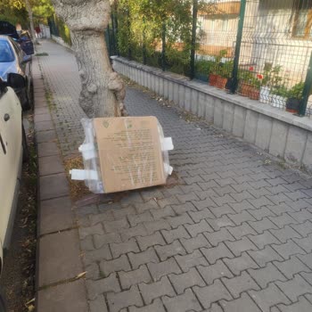 Teslimat Ekibi Ambalaj Atıklarını Apartman Önüne Bıraktı, Çevre Kirliliği Oluştu