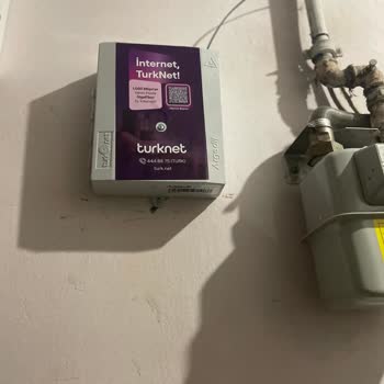 TurkNet Kurulum Sonrası Apartman Girişinde Bırakılan Kablolar Ve Temizlik Sorunu
