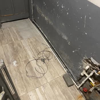 TurkNet Kurulum Sonrası Apartman Girişinde Bırakılan Kablolar Ve Temizlik Sorunu