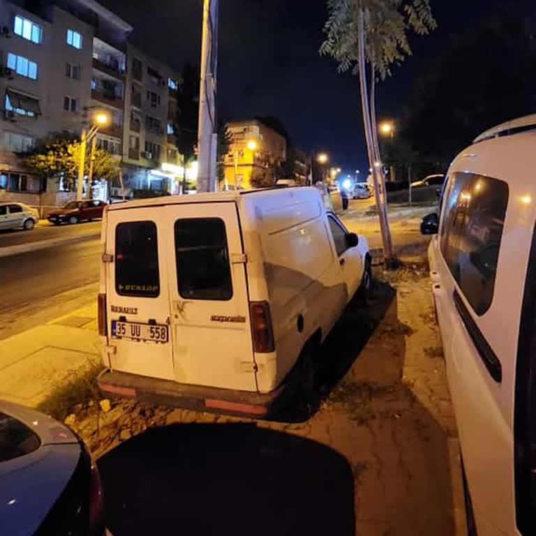 Uzun Süredir İş Yerimizin Önünde Hurda Araç Park Halinde Bırakıldı