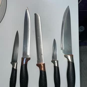 Karaca Züccaciye Bıçakların Sap Kısmındaki Metal Bölgelerde Renk Değişimi Ve Aşınma!