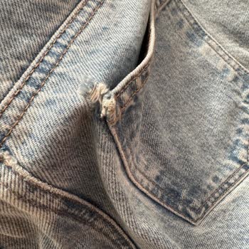 Mavi Jean Pantolonun Arka Cebinde Kısa Sürede Yırtık Oluştu