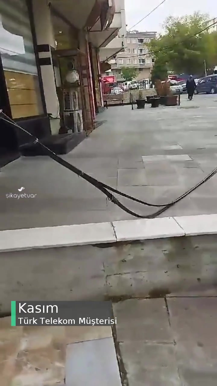 Türk Telekom Telefon Hattı Kablosu Yaya Geçidine Düşmüş videonun kapak resmi