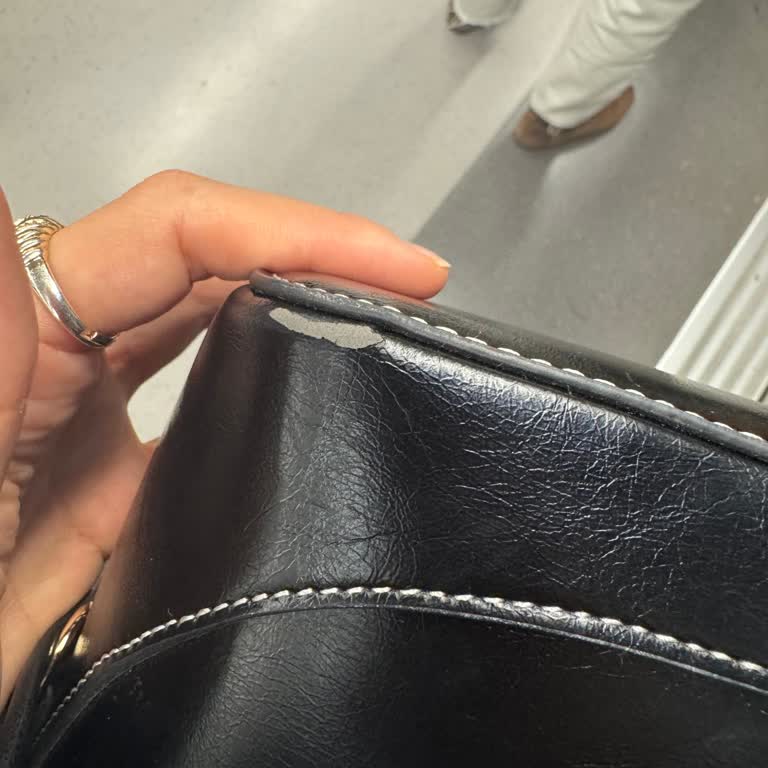 Yeni Alınan Çantanın Kısa Sürede Soyulması Hayal Kırıklığı Yarattı