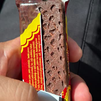 Aldığım Çikolatalı Gofretin Üzerinde Beyaz Noktalar Vardı