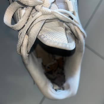 In Street Kısa Sürede Dağılan Ayakkabı Ve Mağaza İlgisizliği