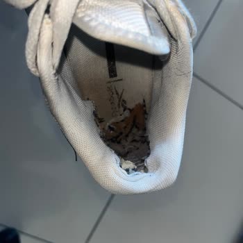 In Street Kısa Sürede Dağılan Ayakkabı Ve Mağaza İlgisizliği