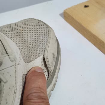 Aynı Modelde Farklı Sonuç: Krem Rengi Ayakkabıda Dikiş Problemi Ve Garanti Reddi