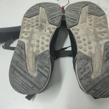 Aynı Koşullarda Alınan Ayakkabılardan Birinin Tabanı Kısa Sürede Yarıldı