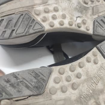 Aynı Koşullarda Alınan Ayakkabılardan Birinin Tabanı Kısa Sürede Yarıldı