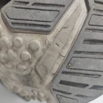 Aynı Koşullarda Alınan Ayakkabılardan Birinin Tabanı Kısa Sürede Yarıldı