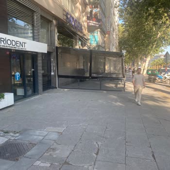 Kapatılan Kafenin Kaldırım İşgali Mahalle Güvenliğini Tehdit Ediyor