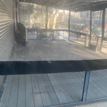 Kapatılan Kafenin Kaldırım İşgali Mahalle Güvenliğini Tehdit Ediyor