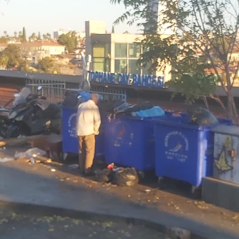 Tophane Çay Bahçesi Çevresinde Hijyen Ve Güvenlik Sorunu Yaşanıyor