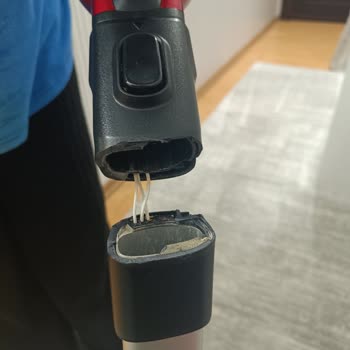 Philips SpeedPro Max Süpürgenin Plastik Parçası Kırıldı, Ücretsiz Tamir Talebi