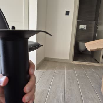 Defolu Bar Sandalyeleri Tekrar Tekrar Değiştirildi Ama Sorun Çözülmedi