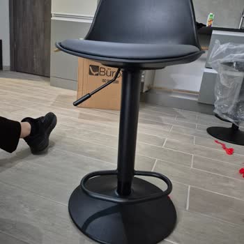 Defolu Bar Sandalyeleri Tekrar Tekrar Değiştirildi Ama Sorun Çözülmedi