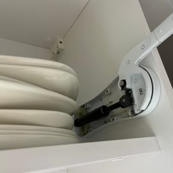 Mutfak Dolap Kapaklarının Pistonları Kısa Sürede Bozuldu Çocuklar İçin Tehlike Oluşturuyor