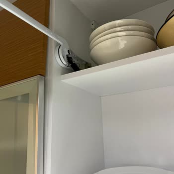 Mutfak Dolap Kapaklarının Pistonları Kısa Sürede Bozuldu Çocuklar İçin Tehlike Oluşturuyor