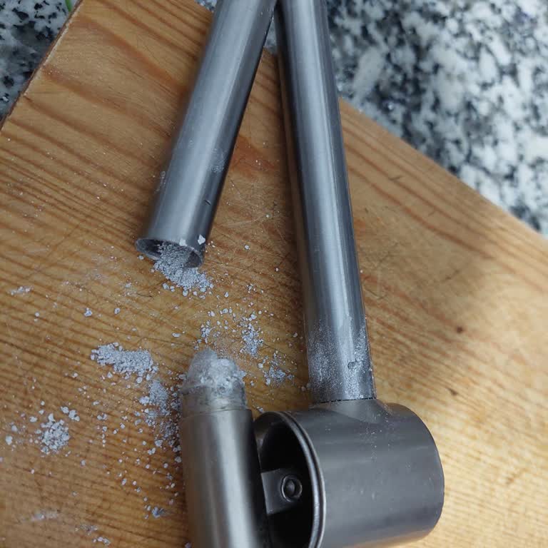 Sarımsak Ezicinin Sapı Normal Kullanımda Kırıldı Metal Kısmı Toz Haline Geldi