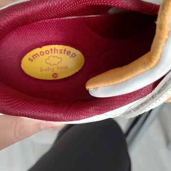 FLO Ayakkabı Yeni Alınan Spor Ayakkabıda Renk Solması Ve Bağcık Demiri Sorunu