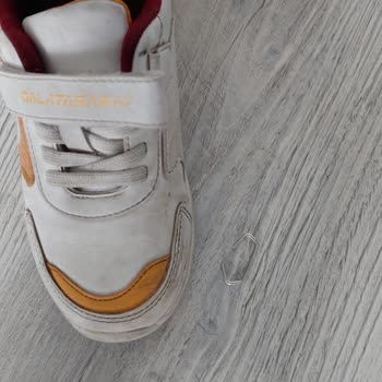 FLO Ayakkabı Yeni Alınan Spor Ayakkabıda Renk Solması Ve Bağcık Demiri Sorunu