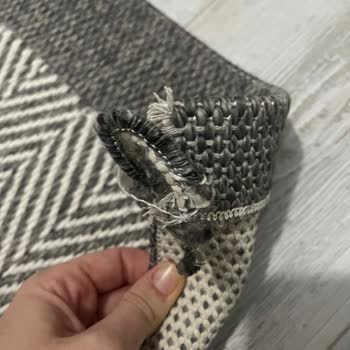 Üç Ayda Köşe İpleri Sökülen Halı İçin Çözüm Bekliyorum