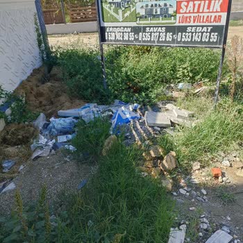 Sokakta Biriken Molozlar Ve Yol Ortasındaki Tehlikeli Telefon Direği Çözüm Bekliyor