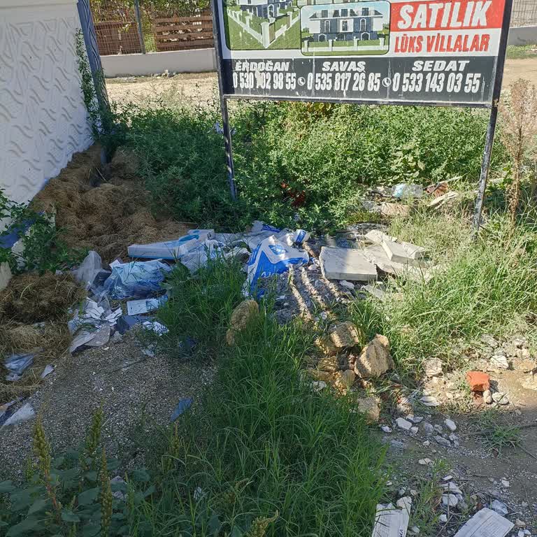 Sokakta Biriken Molozlar Ve Yol Ortasındaki Tehlikeli Telefon Direği Çözüm Bekliyor