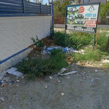 Sokakta Biriken Molozlar Ve Yol Ortasındaki Tehlikeli Telefon Direği Çözüm Bekliyor