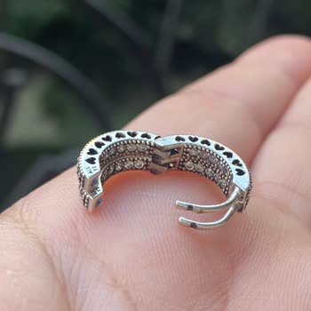 Pandora Mücevher Küpede Kararma Ve Klips Sorunu, Mağaza Çözüm Sunmuyor