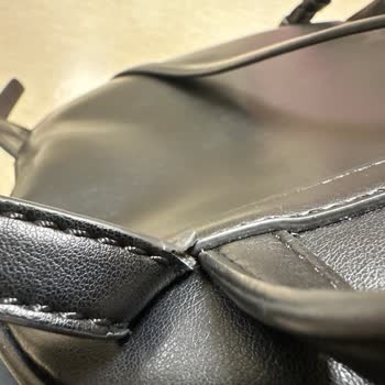 Guess Sırt Çantasında Kısa Sürede Deri Soyulması Yaşadım