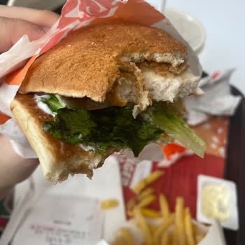 Sipariş Verdiğim Chicken Royale Menüde Çürük Marul Çıkması Ve Mağduriyetim