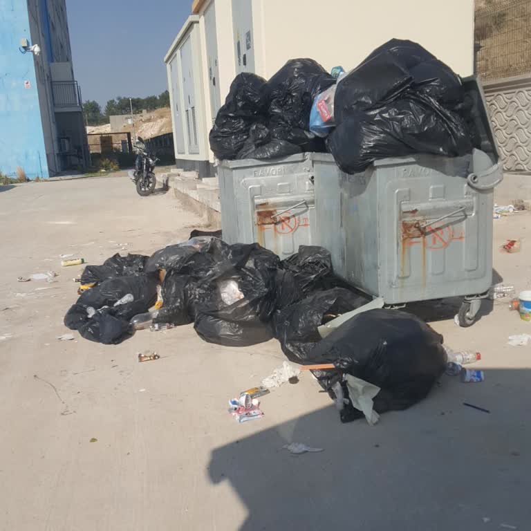 Okul Çöplerinin Düzenli Toplanmaması Sağlık Ve Görsel Kirlilik Yaratıyor