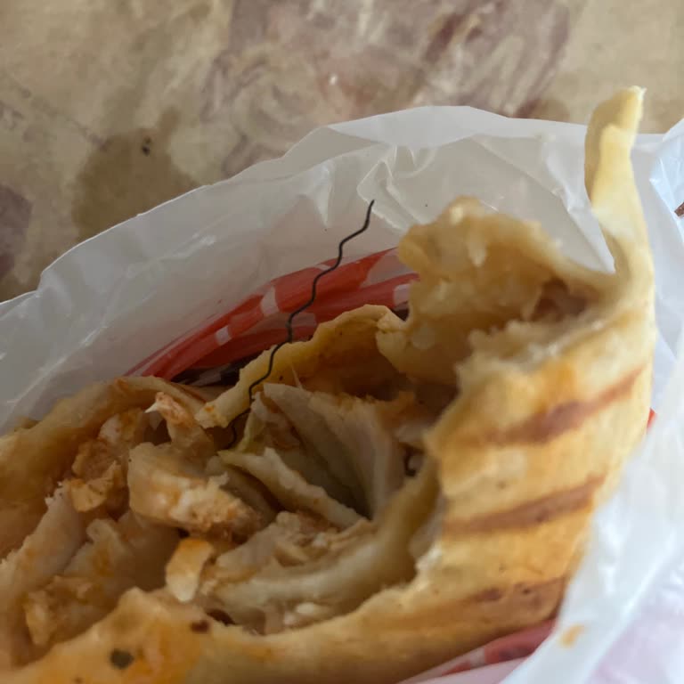 Döner Dürümden Çıkan Tel Ağzıma Battı, Para İadesi İstiyorum