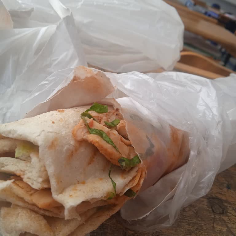 Okul Döner Şubesinde Sürekli Soğuk Ve Kuru Ürün, İlgisiz Personel Sorunu