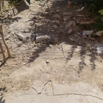 Doğalgaz Bağlantısı Sonrası Zarar Gören Beton Ve Kapı Aylardır Onarılmadı