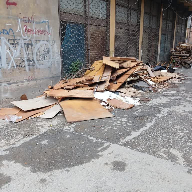 Kadıköy Fikirtepe'de Bırakılan Tahtalar Sağlık Ve Çevre Riski Oluşturuyor