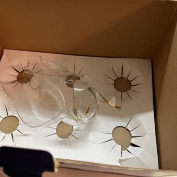 Kırık Ve Çizik Bardaklar, İlgisiz Müşteri Hizmetleri