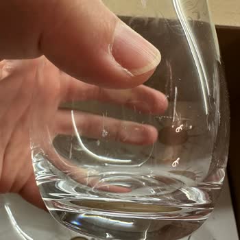 Kırık Ve Çizik Bardaklar, İlgisiz Müşteri Hizmetleri